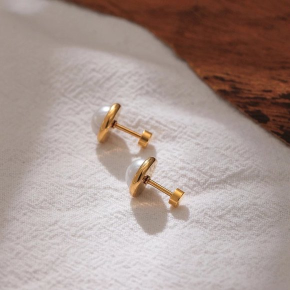 NEW 18K Gold Plated Pearl Stud Earrings - Picture 5 of 6